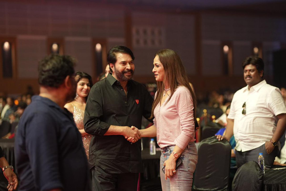 sridevisreedhar's tweet image. Evergreen  #Simran at the Filmfare Awards 2026 🌟
A vision of sophistication and grace, in her signature style.

#ActressSimranAtFilmfareAwards2026 

@SimranbaggaOffc @onlynikil
