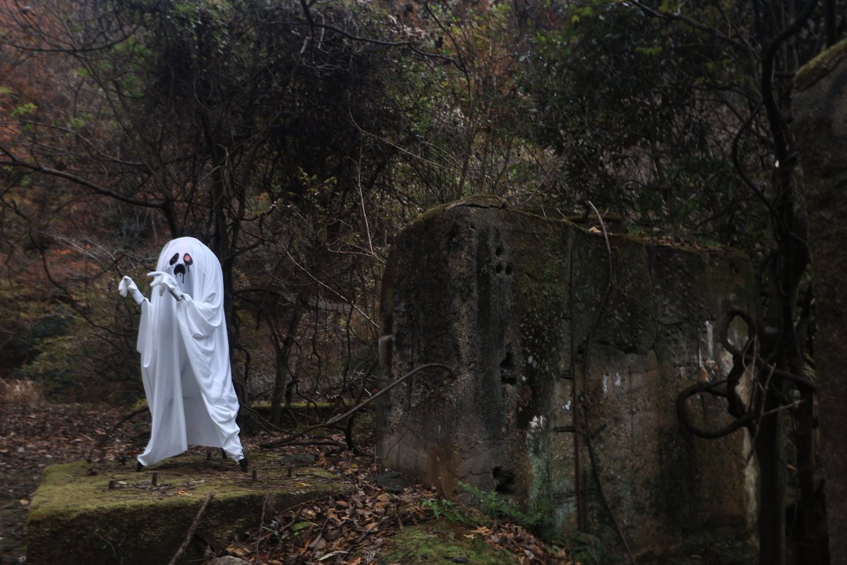 今回の写真展最大の反省点は、
自身が作品の1ピースとしてカピロテを被らなかった事で結審した。
じゃあカピロテ買うか。
って事で探し始めたもののe-bayにも絵と写真しか売ってない。
しかたないので約20年ぶりに幻の服屋に赴く旅が今始まる。

ついでに写真展でボツにした写真載せておきます。