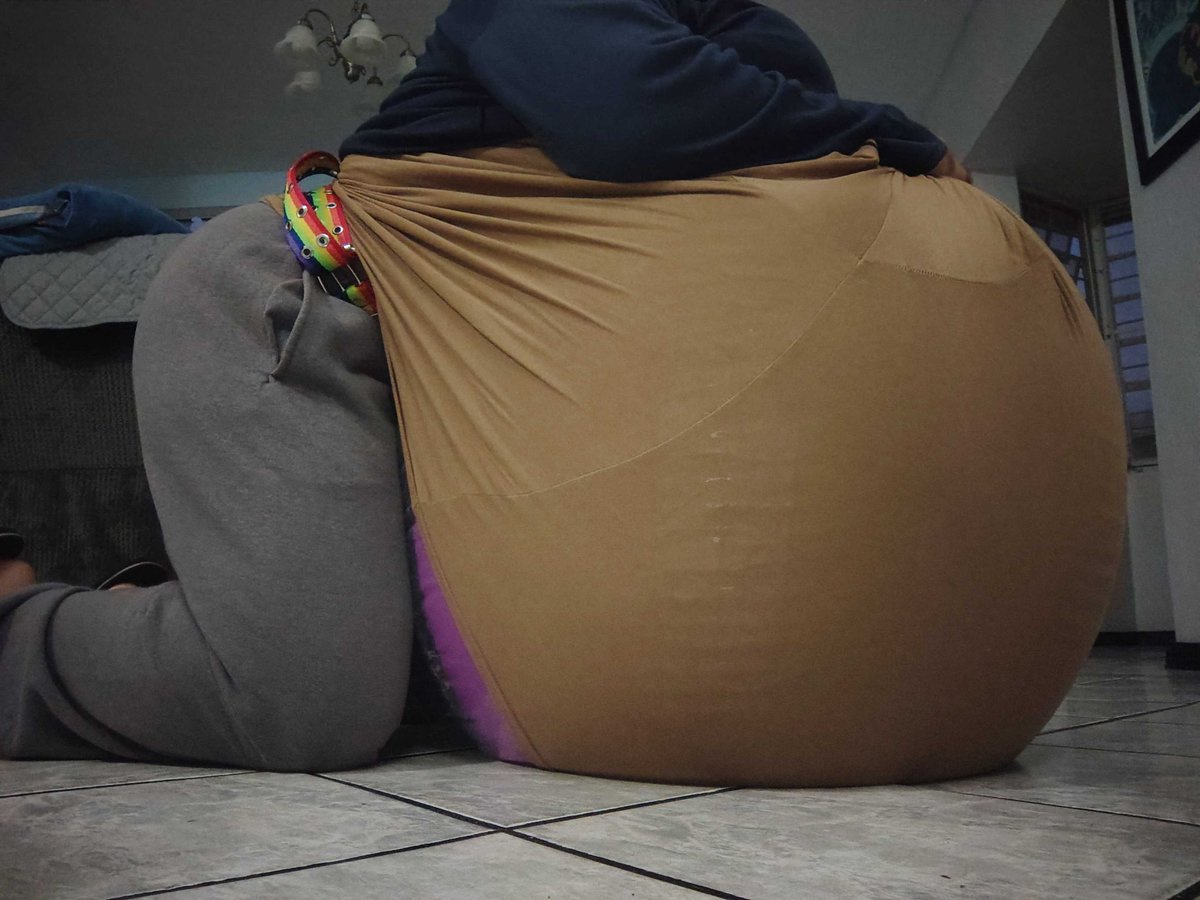 yogaballbelly's tweet photo. #hypeepregnancy #hyperbelly
Any bigger and I won't be able to touch the ground... https://t.co/H8Rx6ANgfM