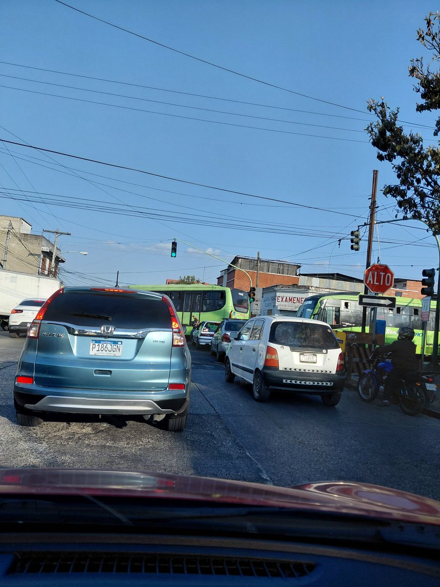 Ticajima's tweet photo. @TransmetroGuate Qué raro porque vi lo mismo la semana pasada, en el mismo lugar y los mismos transmetros. No pareciera que pongan multas. A ver qué pasa esta semana. https://t.co/mlOi3xkqxq