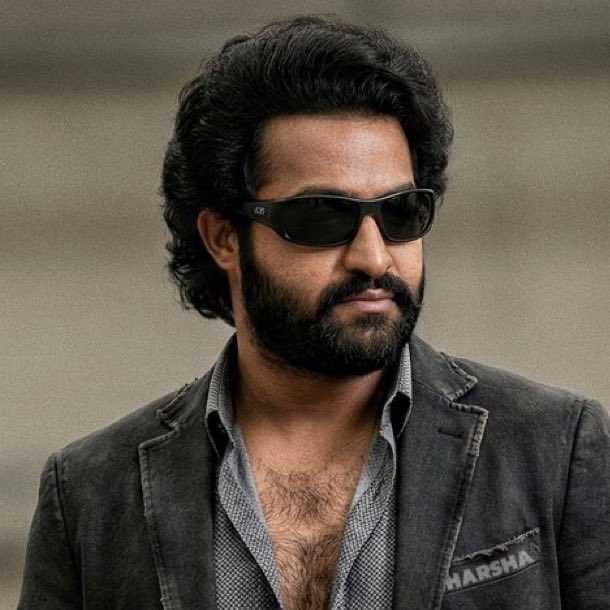 AsianBoxOffice's tweet photo. Who has huge Fanbase? 

🔄 @AlwaysRamCharan ♥️ @tarak9999 https://t.co/JQ1daauVLZ
