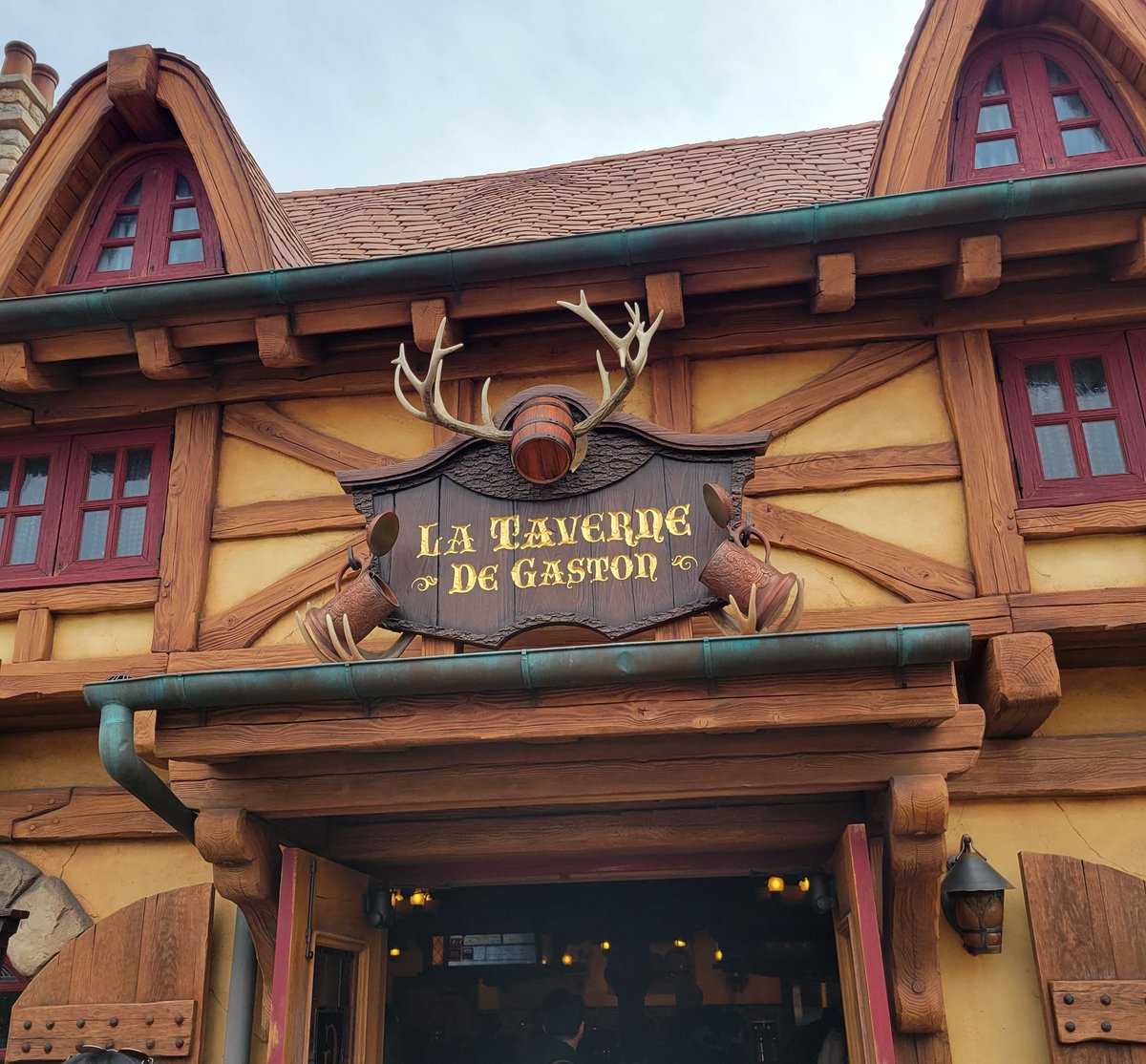 lmgongon's tweet photo. 昨日ディズニーランドに行ってきました！わりと人は多めでしたが、乗りたいものは乗れたし、ランチは初めてガストンのレストランで食べました🍴
量も丁度よかったです。
閉園まで楽しんできました！ https://t.co/kepKtL6djo