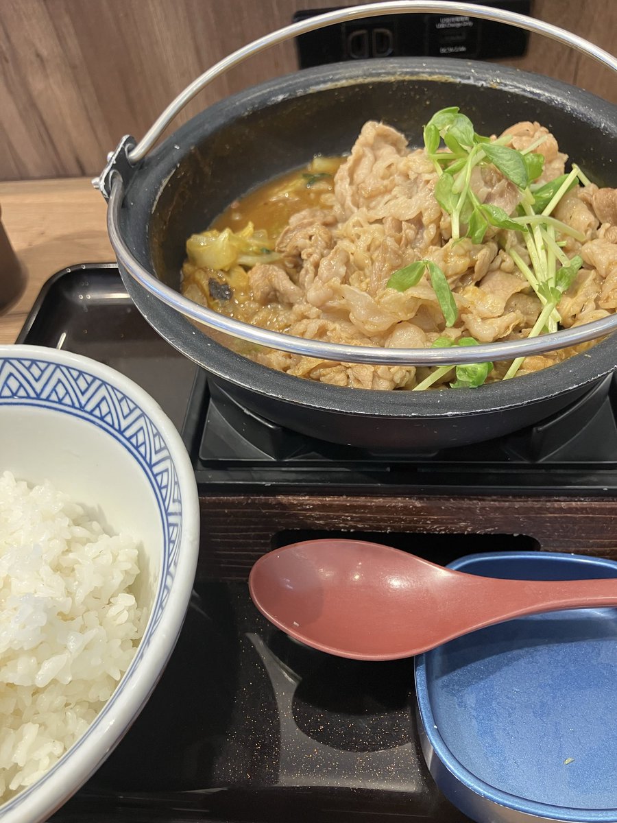 今更な話

今日は夜勤前に吉野家で牛カレー鍋膳肉2倍

横に座ったおっさん

牛丼に紅生姜の本間盛り

別皿にも紅生姜山盛り

はっきり言って俺の感覚では無いね

常識の範疇を明らかに越えてる

こういう自己中な奴等の所為でどんどん規制強化されてサービスが悪くなる

被害受けるのは普通のお客様だ