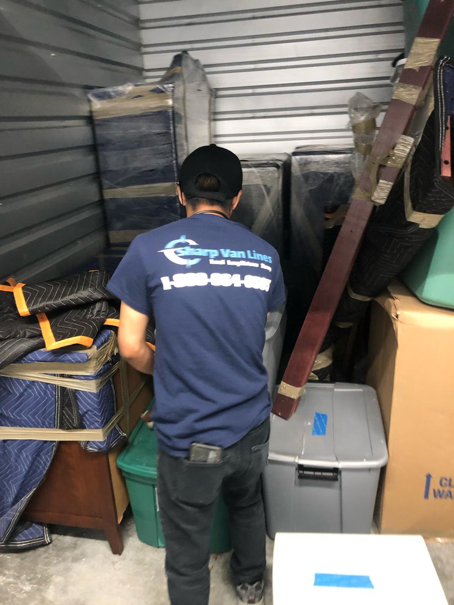 sharpvanlines's tweet image. Some people see a bed frame.
We see a 45-minute relationship with 38 bolts, 12 brackets, and one mysterious screw that “was definitely here before.” 🔩
#SharpVanLines #NYCMovers #FurnitureAssembly #StorageLife #RealMoving #MoveDay