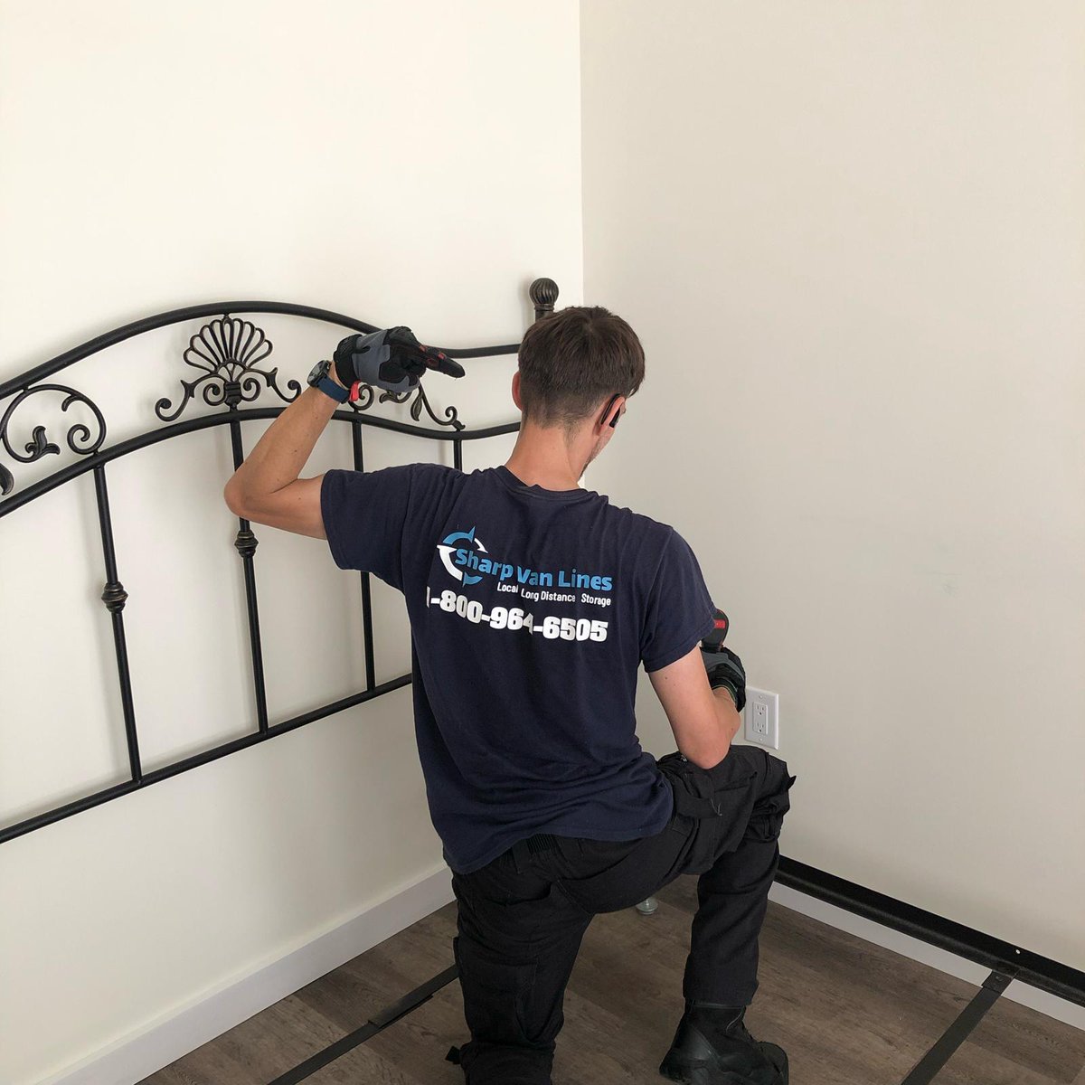 sharpvanlines's tweet image. Some people see a bed frame.
We see a 45-minute relationship with 38 bolts, 12 brackets, and one mysterious screw that “was definitely here before.” 🔩
#SharpVanLines #NYCMovers #FurnitureAssembly #StorageLife #RealMoving #MoveDay