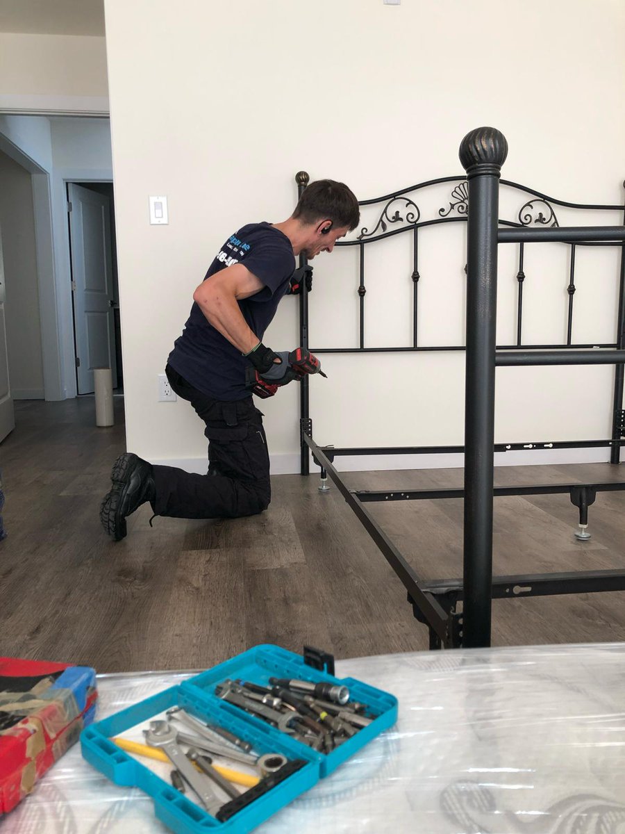 sharpvanlines's tweet image. Some people see a bed frame.
We see a 45-minute relationship with 38 bolts, 12 brackets, and one mysterious screw that “was definitely here before.” 🔩
#SharpVanLines #NYCMovers #FurnitureAssembly #StorageLife #RealMoving #MoveDay