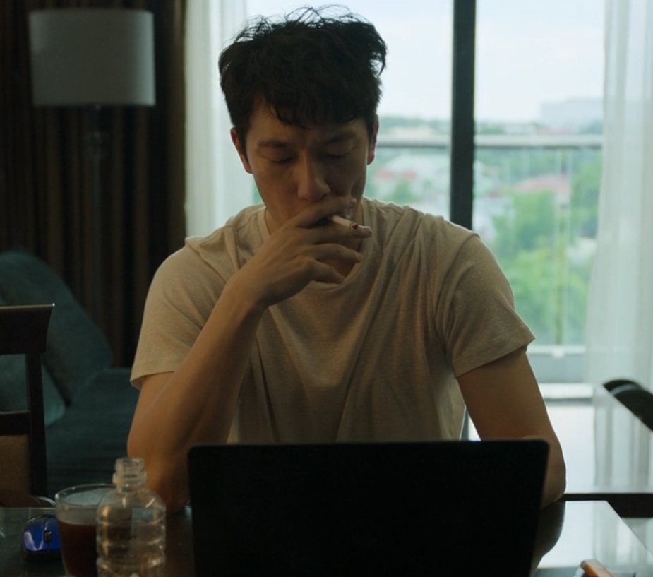 오승훈 고개 살짝 내려서 아래 볼 때 나오는
예민미와 저 분위기가 너무 좋음
미간 좀 풀어봐 경감님