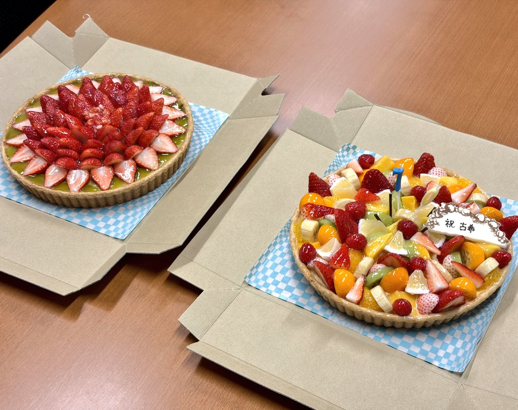 hoshuto_jp's tweet photo. 【#保守党 お昼休みの出来事】
―――――――✨🎂✨―――――――
一昨日、古希を迎えた #百田代表 のために、#保守党 スタッフ、百田・北村両議員の秘書全員でこっそりケーキを用意して、 🎉サプライズ🎉のお祝い。

北村先生から百田代表へプレゼントもありました。「いつも靴下が破れてるって聞いたから」と😅💦 https://t.co/5cxeC7uM1N