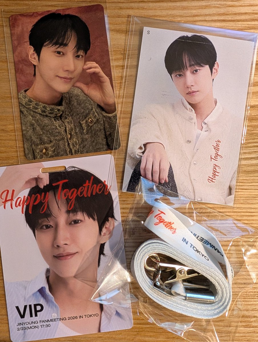 VIPグッズのポスターは直筆サインぽい？メッセージカードの日本語が