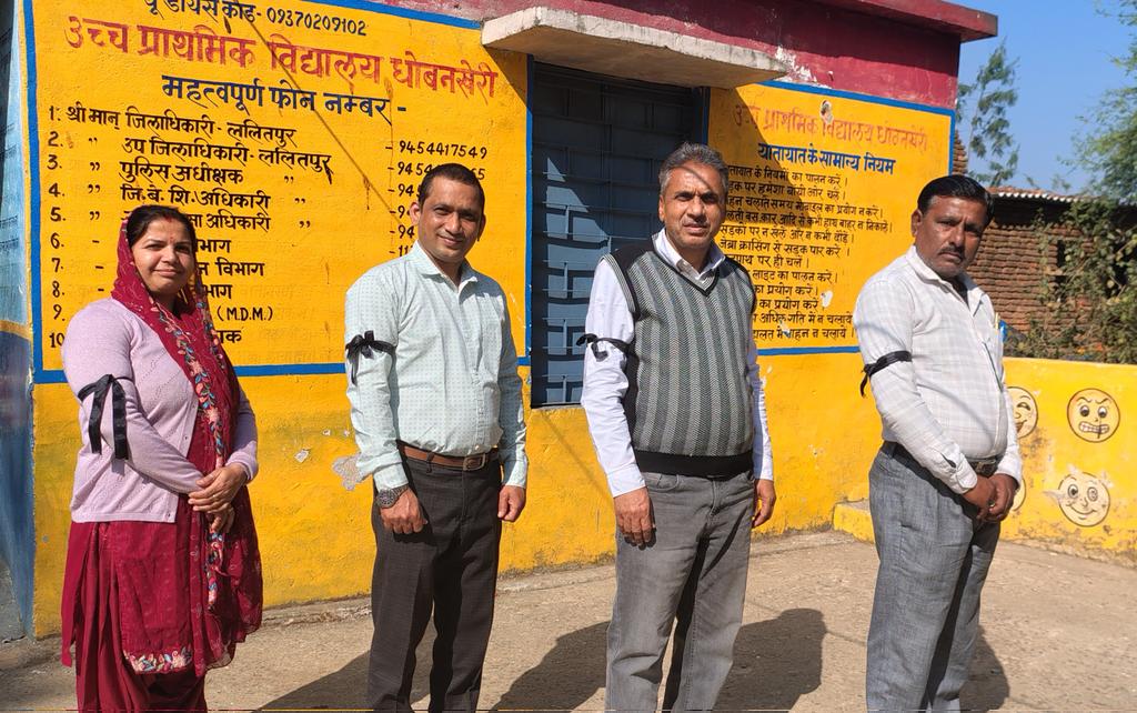 TFI के राष्ट्रीय अध्यक्ष आदरणीय डॉक्टर दिनेश चंद्र जी शर्मा के निर्देश पर आज तीसरे दिन TET अनिवार्यता के विरोध में काला फीता बांधकर विरोध दर्ज कराते हुए -
