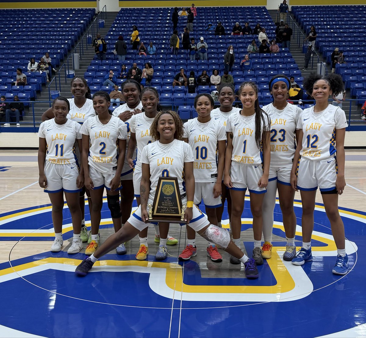 Coach_MarcWill's tweet image. ROUND 4 US PLEASE‼️

Regional Semifinal Champions 🏆🏆🏆

La Vega 7️⃣2️⃣
Palestine 3️⃣5️⃣

@ce_mariaaa 21 Pts
@RihKinsey 21 Pts
@MakaylynF08 17 Pts

#3Left 

@Centex_Recruits @roydenogletree @TXHSGBB @Tabchoops