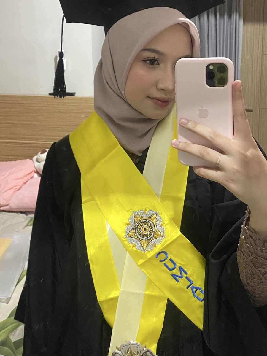 blissfulfancy's tweet photo. graduATE🧍🏻‍♀️🧍🏻‍♀️🧍🏻‍♀️ https://t.co/rb1oAk8zNZ