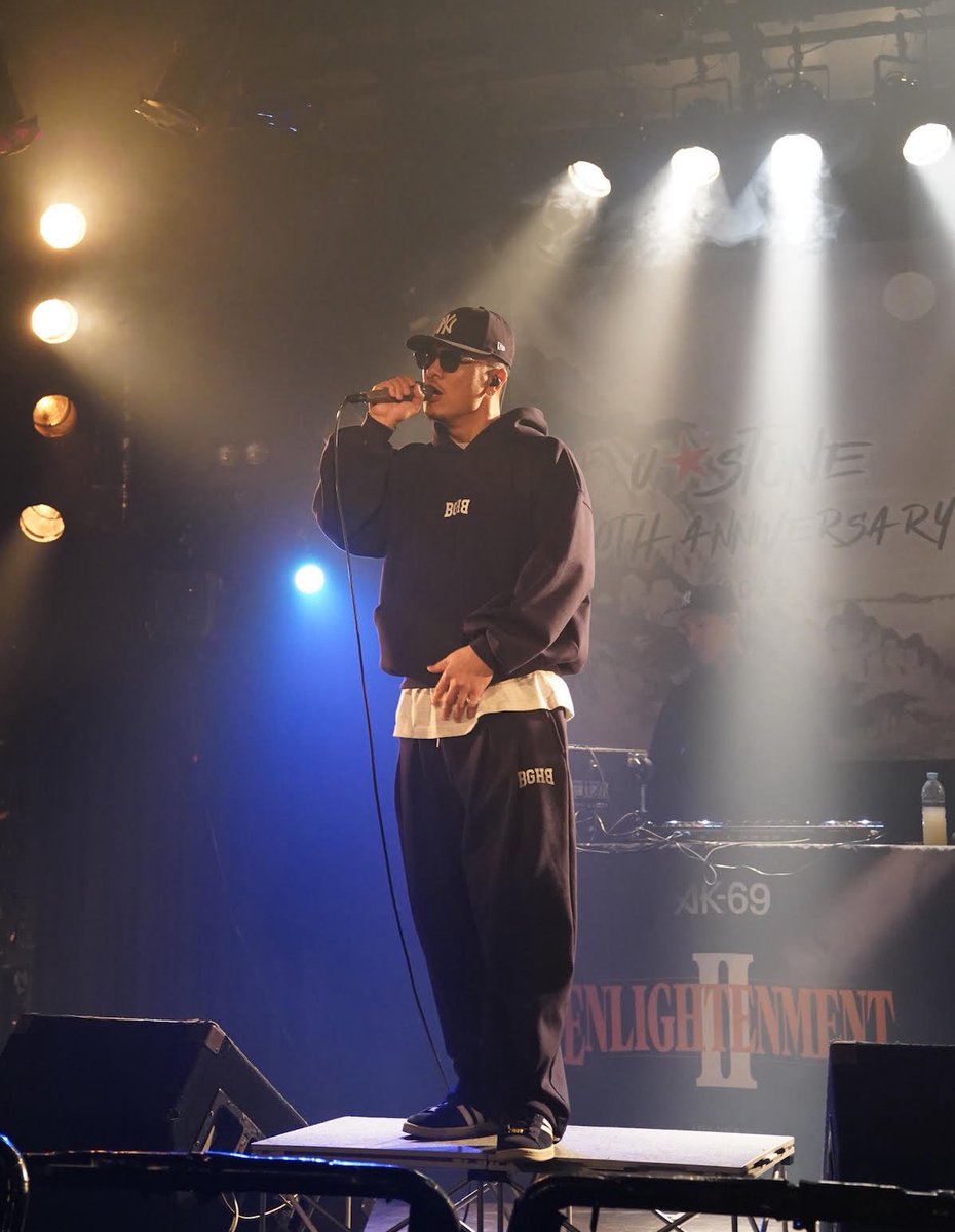 BagarchOfficial's tweet photo. ￼
.
AK-69着用アイテム :

TOPS: COLLEGE SWEAT HOODIE【NAVY】
着用サイズ: FREEサイズ

PANTS: COLLEGE SWEAT PANTS【NAVY】
着用サイズ: FREEサイズ
.
.
https://t.co/JmVCBt93q1 https://t.co/WPik0GfJlV