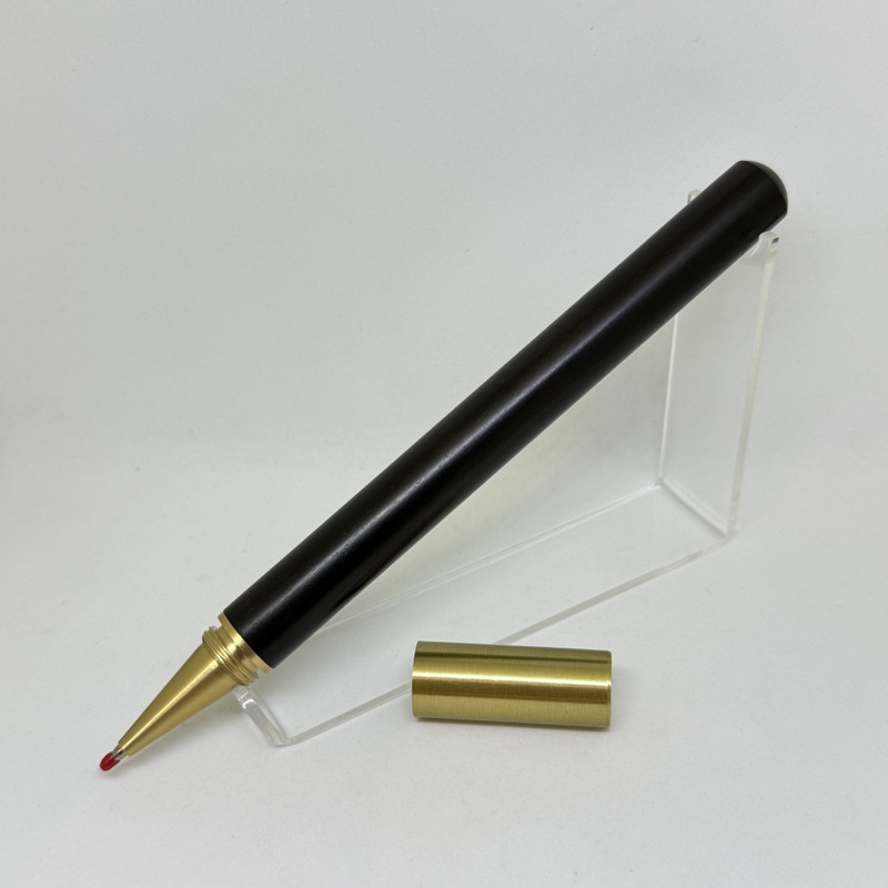 kawakubo_fp's tweet photo. ブラス 真鍮/コクタン ローラーボール
天然木・コクタンを使用したローラーボールです。
全長:約145mm
軸径:約12mm
天然素材のため木目は変わります。
先端の赤いガードを取ってご使用ください
https://t.co/Nhn3BI48ql
#rollerball https://t.co/xfp7OloOwj
