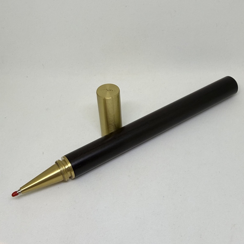 kawakubo_fp's tweet photo. ブラス 真鍮/コクタン ローラーボール
天然木・コクタンを使用したローラーボールです。
全長:約145mm
軸径:約12mm
天然素材のため木目は変わります。
先端の赤いガードを取ってご使用ください
https://t.co/Nhn3BI48ql
#rollerball https://t.co/xfp7OloOwj
