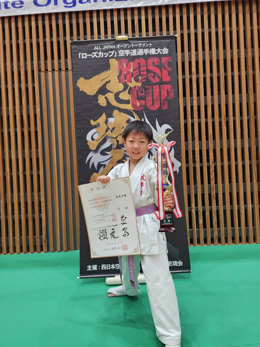 JKinchan's tweet photo. ローズカップJAC予選
3年軽量優勝🥇
本間に動き悪すぎてどの試合もヒヤヒヤ
優勝者しか貰えない権利
1つ勝つのも難しい中頑張りました
早く強い空助に戻れ！！
頑張れ空助！
ナイスファイト✊ https://t.co/oEqV1vyc8z