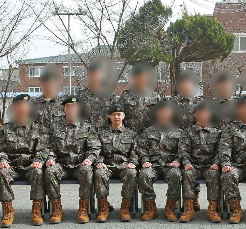 มาแล้วจ้าา รูปแรกสุดเท่ของ #คังแดเนียล ในชุดทหาร จากภาพหมู่ในกรมกับเพื่อนๆ พอให้หายคิดถึงกันไหมคะ 😻