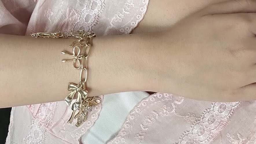 sonhosaurus's tweet photo. แนะนำแบรนด์นี้เลยย เราใส่แล้วคอสวยมากๆๆ เติมเต็มลุคการแต่งตัวสุดๆ แมชท์ได้กับทุกชุดเลย นี่ชอบจี้มาก จะเน้นใส่ everyday look ก็ได้คั้บบ🌟🎀⛅️ https://t.co/BECe9Enuv6