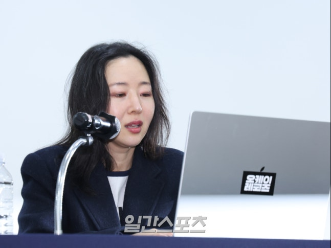 kchartsmaster's tweet photo. Min Heejin during her press conference:

— "I hope we adults can return to the essence of competing through music  on stage, rather than in the courtroom." https://t.co/sNzygh0PzJ