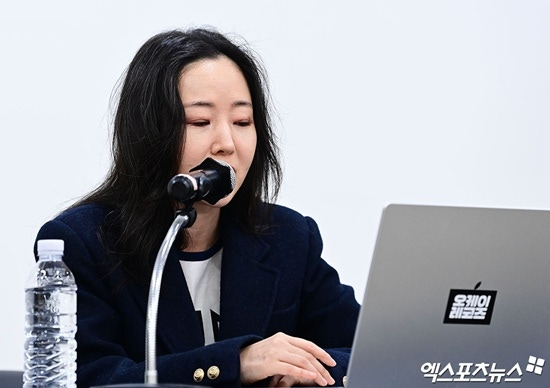 #MinHeeJin held a press conference to address the first trial result. She stated that she's willing to give up the 25.5 billion won (which she was supposed to receive from HYBE as compensation) with one condition: to stop all ongoing lawsuits and disputes against her, #NewJeans,