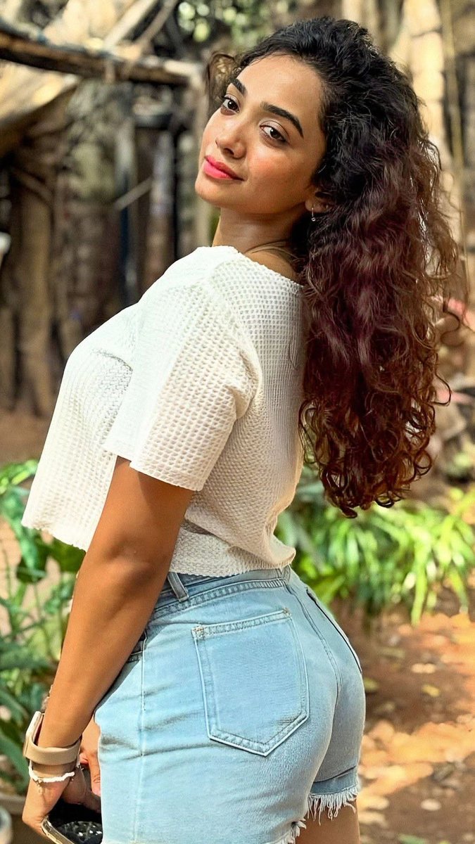 Her waist card 😍 How gorgeous ❤️

#SaanveMegghana