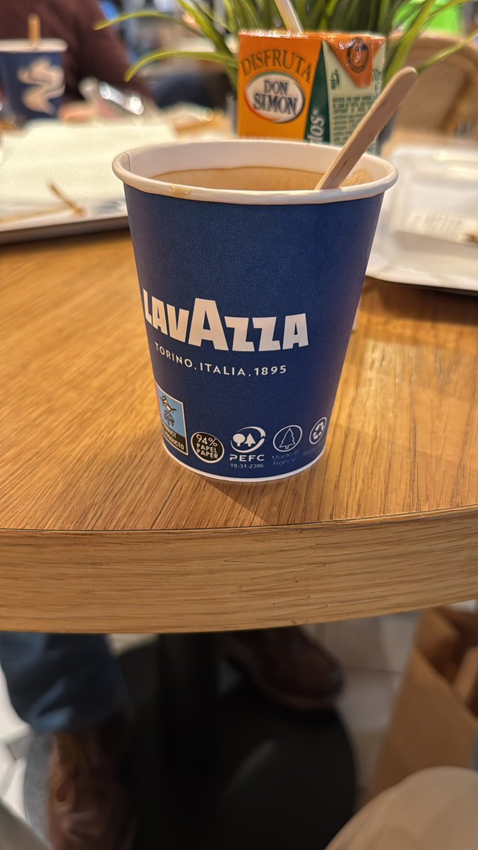 Las leyes de la economía dejan de existir en el momento en que pasas el control de seguridad. 

Ahí dentro un café vale exactamente el triple que en el mundo real, y lo pagamos felices porque la excusa oficial es "bueno, ya estoy de viaje". ☕️💸✈️