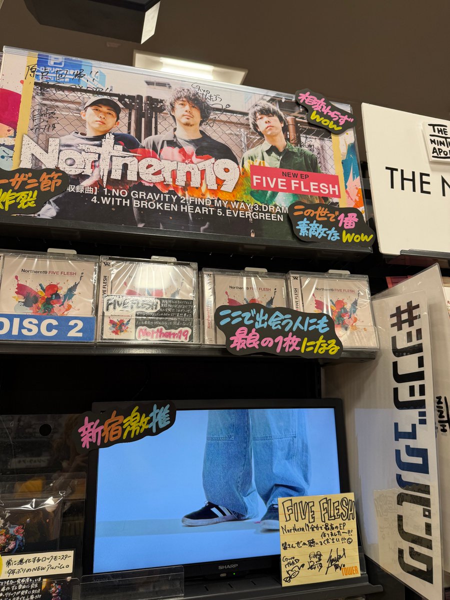 TOWER_Shinjuku's tweet photo. 【#Northern19】

本日NEW EP『#FIVEFLESH』をリリースされた
#Northern19 の皆さまがご来店🎶

サインとコメントを頂きました🎨
ありがとうございます🙌

＼新宿店大PUSHで映像付きで展開中／

この世で一番素敵なWOW✊を
是非店頭にて堪能して下さいませ🔥

あなたの最良の1枚になりますように…☺ https://t.co/MQD6A7VISx