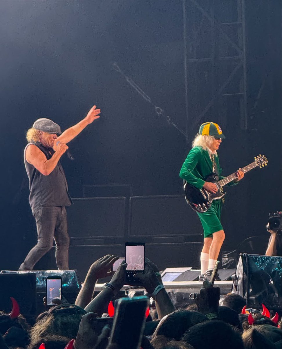 Hoje eu assisti um show em que um senhor de 78 anos cantava hinos fantásticos e outro de 74 corria de um lado pro outro tocando guitarra impecavelmente. 

A vida presta ainda mais depois dessa noite.