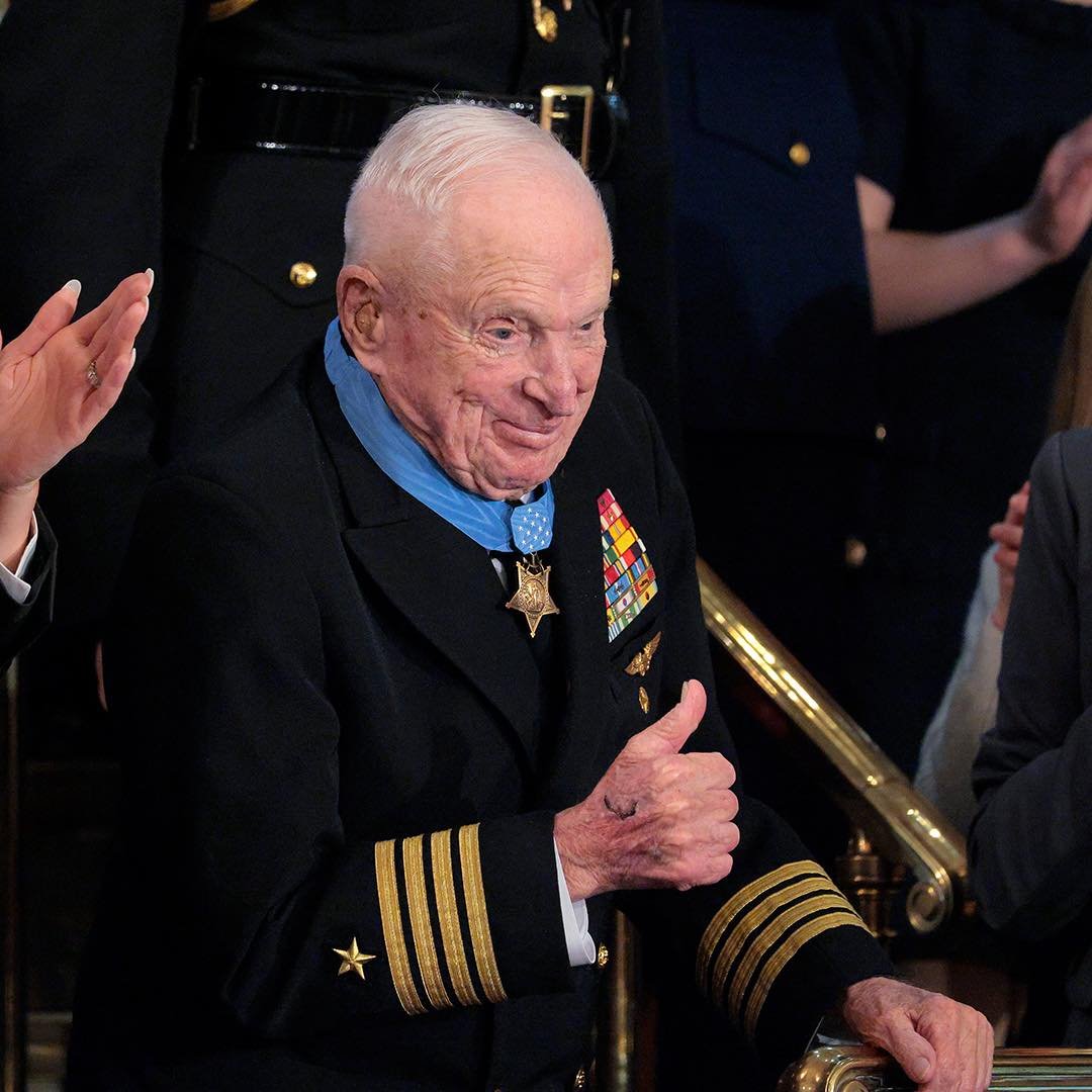 BreitbartNews's tweet image. 🇺🇸🇺🇸🇺🇸 AMERICAN HERO 🇺🇸🇺🇸🇺🇸 Retired Navy Captain E. Royce Williams acknowledges applause after receiving the Medal of Honor during President Donald J. Trump’s State of the Union address.

(Chip Somodevilla/Getty Images)
