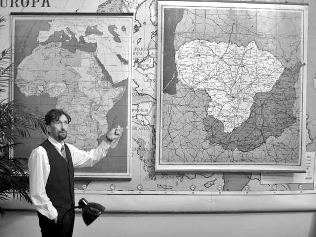 Dream big or go home 😉

In the 1930s 🇱🇹 Lithuania had a wild Plan B: if the big neighbors invade, relocate 3 million people to 🇲🇬Madagascar.
Geographer K. Pakštas pitched it to President Smetona in 1938.
He got a polite nod, but was branded a coward for “overreacting”
