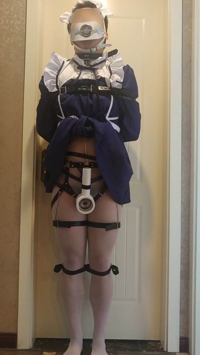 michito47's tweet photo. 隐藏在无法挣脱的拘束女仆装下的秘密是……
被罚做女仆赎罪，还不好好遵守女仆守则，擅自在宿舍自慰，那么就乖乖接受拘束榨精惩罚吧！
#男娘 #捆绑 #榨精
@haihaidaqingqu 嗨嗨哒最新的玩具套装 https://t.co/SIL34R4n7K