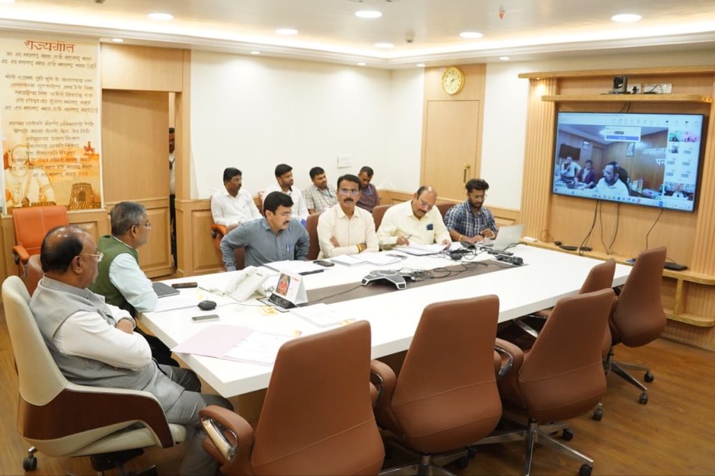 maharevenue's tweet image. एम-सँड पॉलिसी, छत्रपती शिवाजी महाराज महसूल अभियान (फेज-१), दि. १ जानेवारी २०११ पर्यंतच्या अतिक्रमण धारकांना पट्टे वाटप तसेच चारा पॉलिसी या महत्त्वाच्या विषयांवर दृकश्राव्य प्रणालीद्वारे आढावा बैठक घेण्यात आली.
#MaharashtraGovernment
#RevenueDepartment
#PolicyImplementation