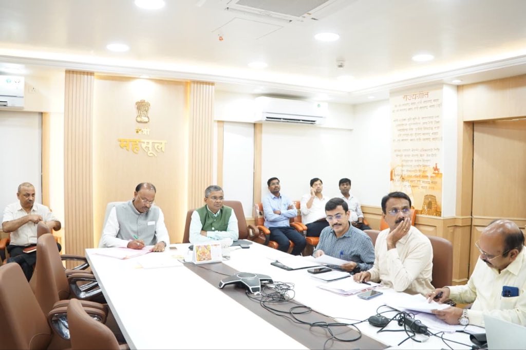 maharevenue's tweet image. एम-सँड पॉलिसी, छत्रपती शिवाजी महाराज महसूल अभियान (फेज-१), दि. १ जानेवारी २०११ पर्यंतच्या अतिक्रमण धारकांना पट्टे वाटप तसेच चारा पॉलिसी या महत्त्वाच्या विषयांवर दृकश्राव्य प्रणालीद्वारे आढावा बैठक घेण्यात आली.
#MaharashtraGovernment
#RevenueDepartment
#PolicyImplementation