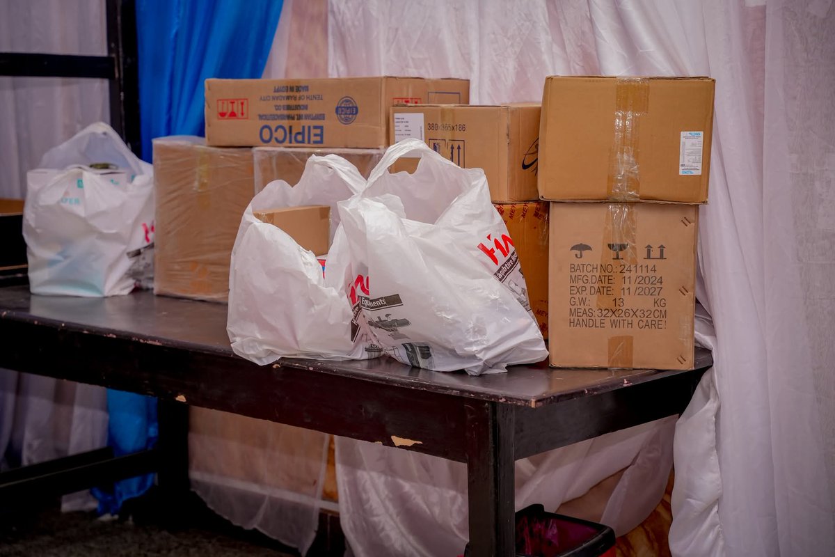 drawaale's tweet image. To see a students thinking of helping a hospital shows their responsibility toward their country.This was implemented yestrday when students frm #batch22 @BenadirUniv collected money&amp;amp; bought medicine&amp;amp;medical supplies. They delivered it to #BanadirHospital #Ramadan #CommunityFirst