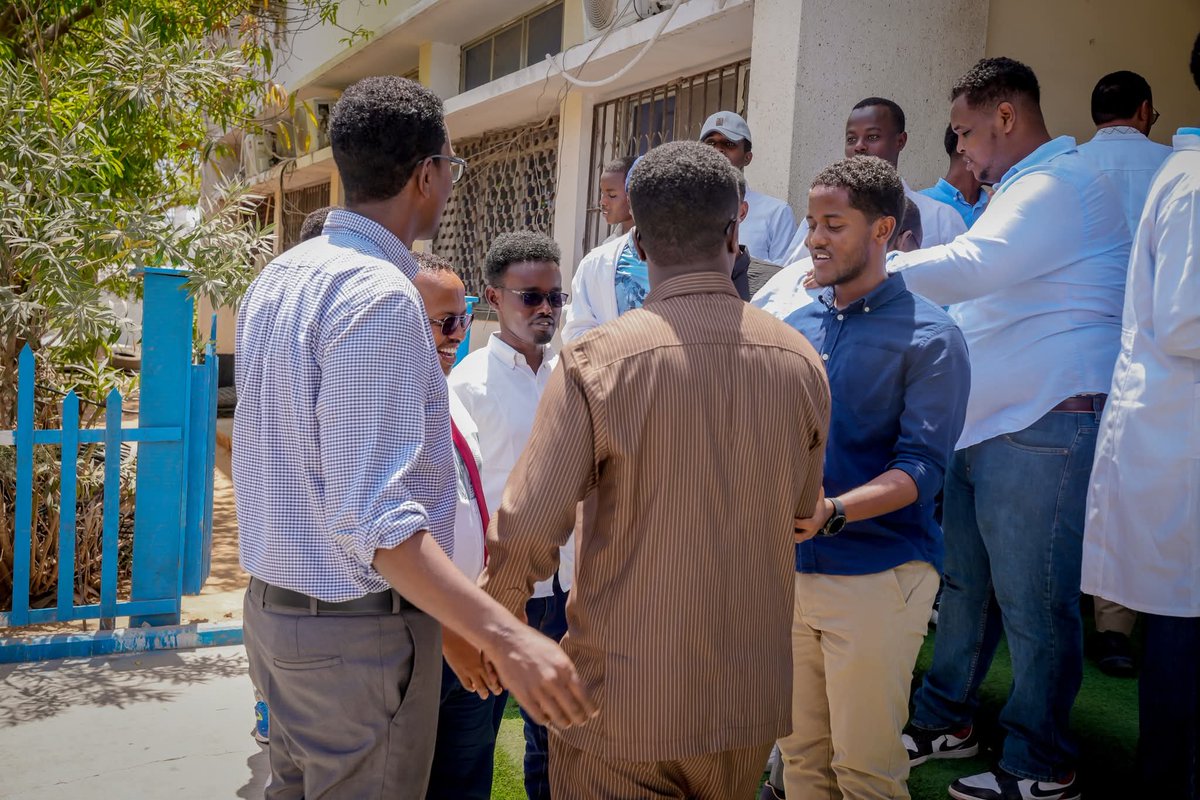 drawaale's tweet image. To see a students thinking of helping a hospital shows their responsibility toward their country.This was implemented yestrday when students frm #batch22 @BenadirUniv collected money&amp;amp; bought medicine&amp;amp;medical supplies. They delivered it to #BanadirHospital #Ramadan #CommunityFirst