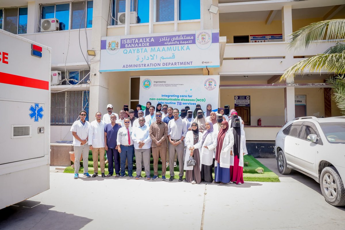 drawaale's tweet image. To see a students thinking of helping a hospital shows their responsibility toward their country.This was implemented yestrday when students frm #batch22 @BenadirUniv collected money&amp;amp; bought medicine&amp;amp;medical supplies. They delivered it to #BanadirHospital #Ramadan #CommunityFirst