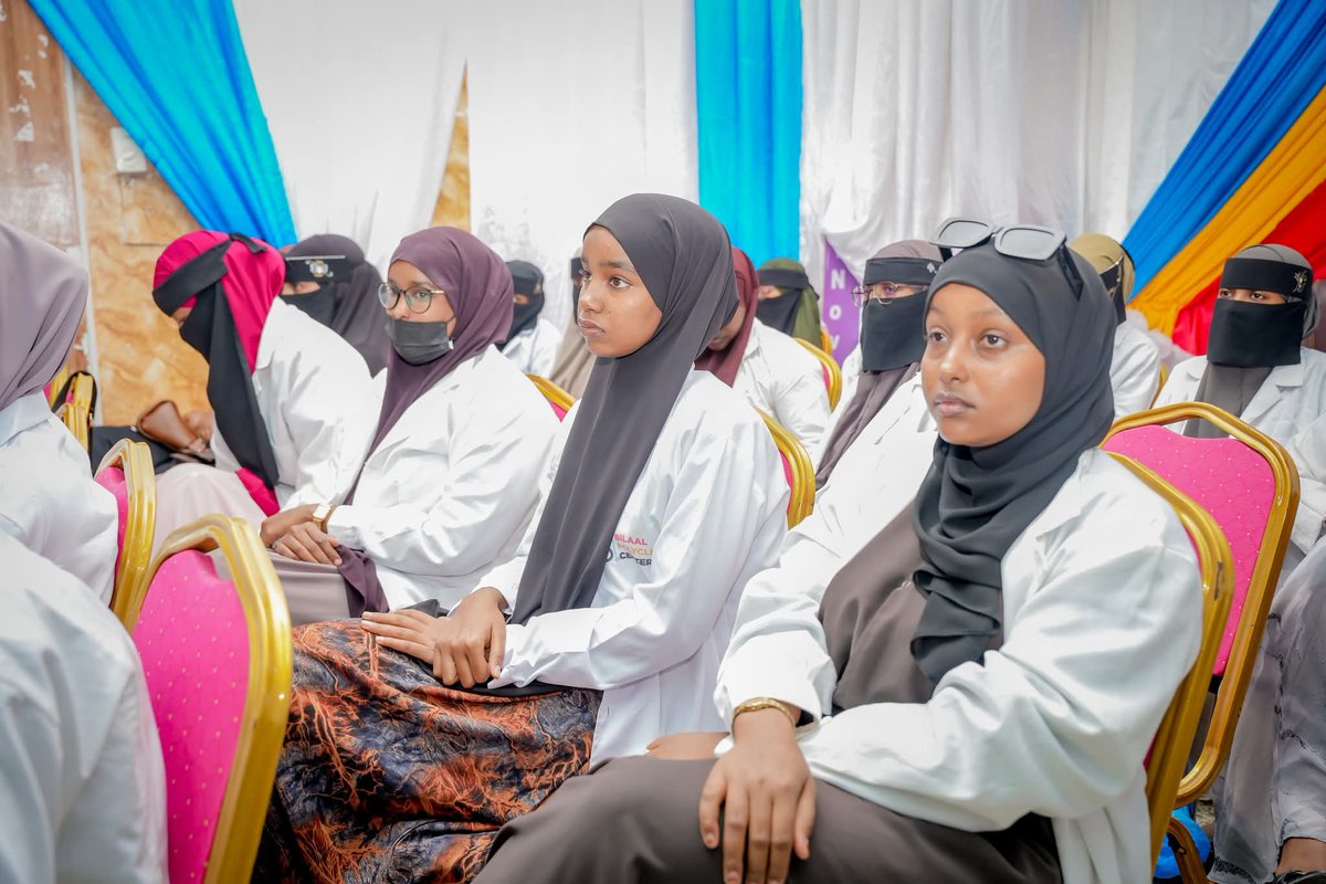 drawaale's tweet image. To see a students thinking of helping a hospital shows their responsibility toward their country.This was implemented yestrday when students frm #batch22 @BenadirUniv collected money&amp;amp; bought medicine&amp;amp;medical supplies. They delivered it to #BanadirHospital #Ramadan #CommunityFirst