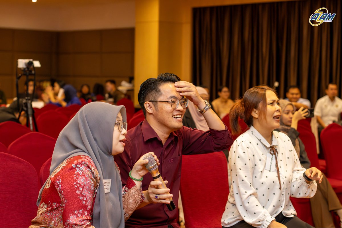 AZAMSarawak's tweet image. Day 3 is here.

Today participants stepped forward to present in front of their group members, followed by positive and creative questions from their teammates.

#AZAMSarawak #YouthInAction #MovementForProgress #ConfidentCommunicators