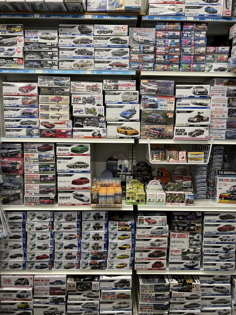 まつり堂模型店の棚には、平成を走ったクルマが揃ってます。R32、Z32