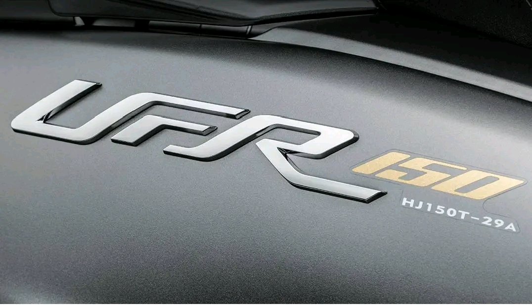 Akhirnya Suzuki ikutan di kelas ini, untuk menjadi pesain PCX dan NMAX. Kalo strateginya perang harga di angka yang lebih murah, bisa jadi ini titik balik merk Suzuki yang boleh dibilang 'Mati Segan Hidup Tak Mau' di pasaran motor Indonesia.

Udah jarang banget orang pake Suzuki.