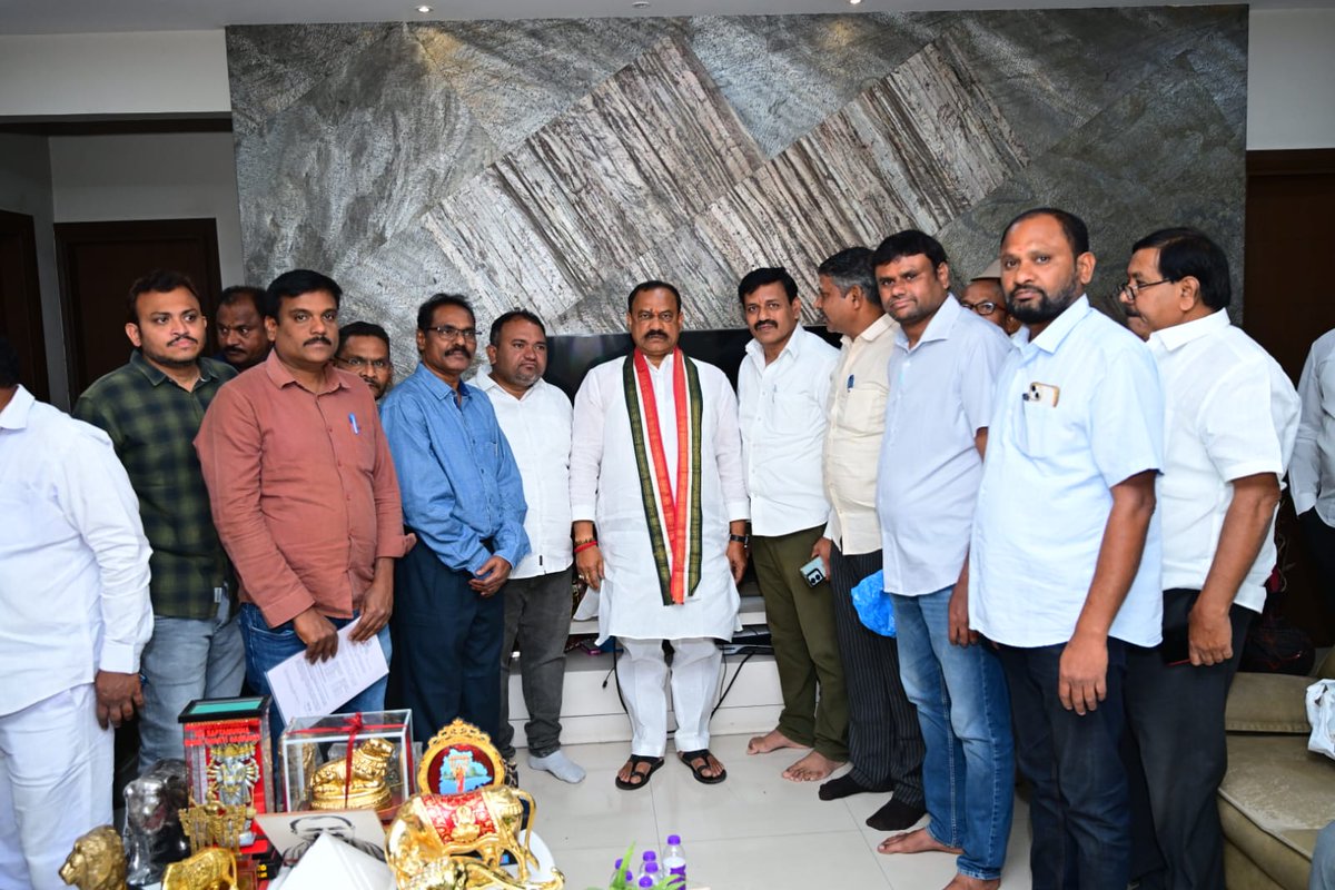 Shadagonda's tweet photo. JNTUH లో  అధ్యాపకుల తొలగింపు నిలిపివేయాలని,
 జీవో నెం. 11 ను తక్షణమే, పూర్తిస్థాయిలో అమలు చేయాలని కోరుతూ ప్రభుత్వ పెద్దలను కలిసి చర్చించడం జరిగింది నాతో పాటు తెలంగాణ రాష్ట్రం లోని యూనివర్సిటీల కాంట్రాక్ట్ ప్రొఫెసర్ల సంఘం ప్రతినిధులు పాల్గొన్నారు. https://t.co/U7CoUXhKpM