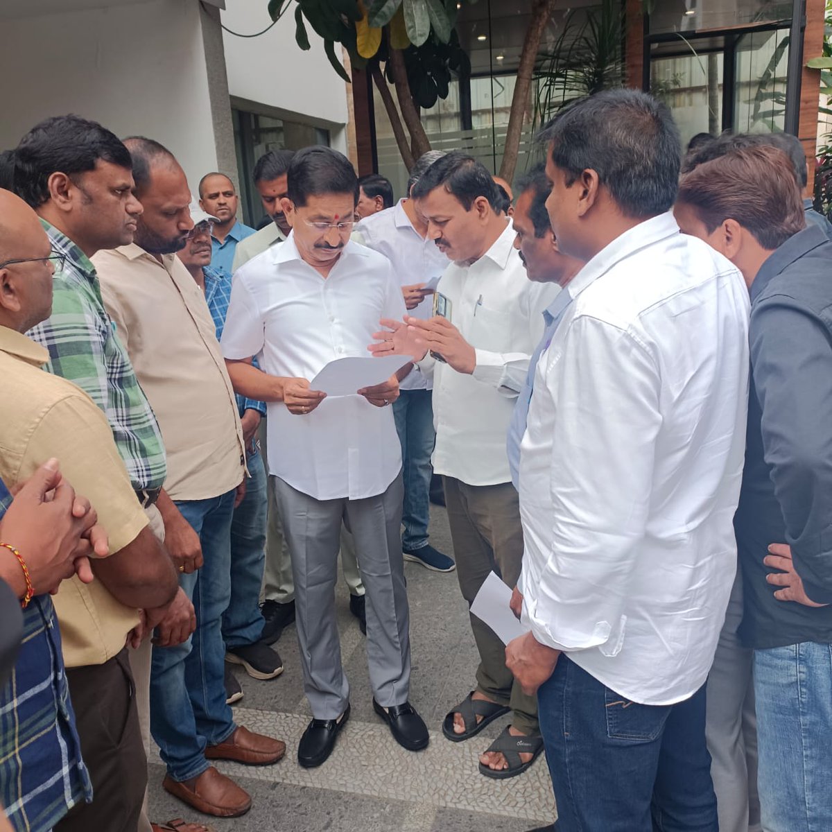 Shadagonda's tweet photo. JNTUH లో  అధ్యాపకుల తొలగింపు నిలిపివేయాలని,
 జీవో నెం. 11 ను తక్షణమే, పూర్తిస్థాయిలో అమలు చేయాలని కోరుతూ ప్రభుత్వ పెద్దలను కలిసి చర్చించడం జరిగింది నాతో పాటు తెలంగాణ రాష్ట్రం లోని యూనివర్సిటీల కాంట్రాక్ట్ ప్రొఫెసర్ల సంఘం ప్రతినిధులు పాల్గొన్నారు. https://t.co/U7CoUXhKpM