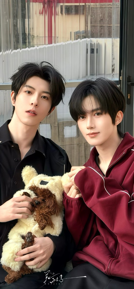 ยัยพี่นางหล่อจริงๆ นะ แบบหล่อมาก ไม่เคยคิดเลยว่าจะได้เจอผช.จีรที่หล่อขนาดนี้ ลองพิจารณาเครื่องหน้าดู ปาก จมูก ตา คิ้ว คือรวมกันแล้วหล่อมากกกก  แต่ดันมีผัวแล้ว เห้ออออออ

#XingQiu #HuangXing #EliotHuang #KipukaQiu #QiuDingjie