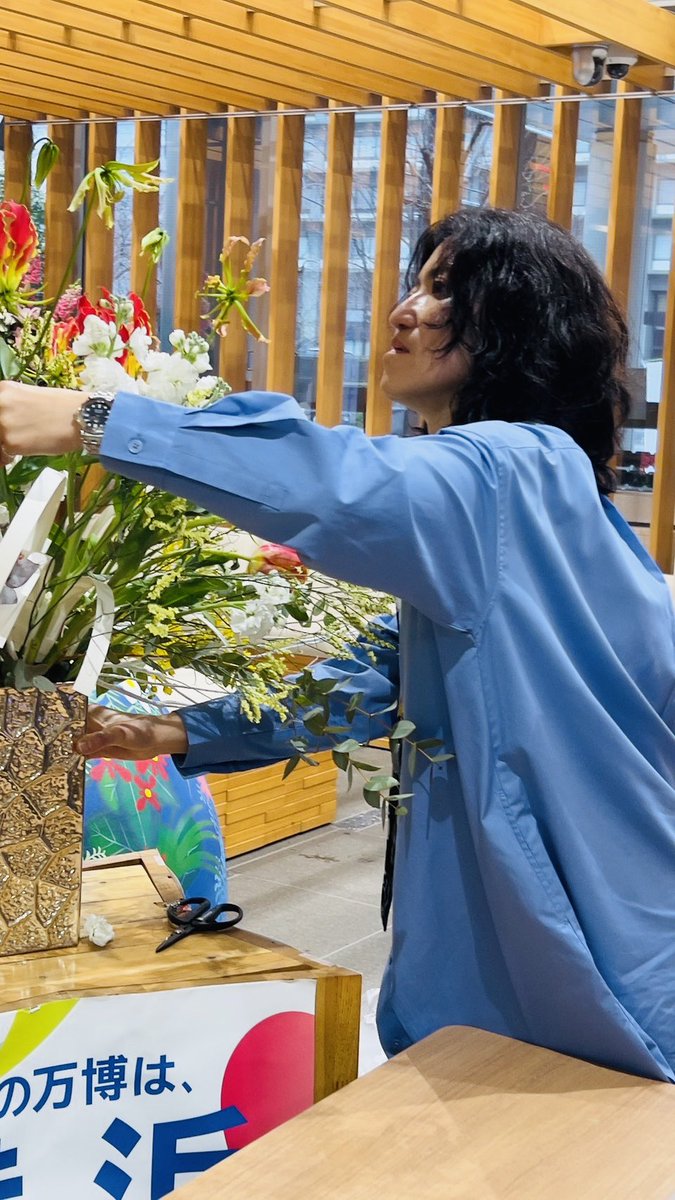uchi87's tweet photo. パロット咲きのチューリップは光を受けて開き、茎も動く。
今回は有機体のような構成で完成形が日々変化します。
しかしまさかトゥンクトゥンクに阻まれる時が来るとは思いませんでした。めちゃくちゃ活けにくかった笑

展示は27日の金曜日まで💫 https://t.co/RMa3ENz3MW