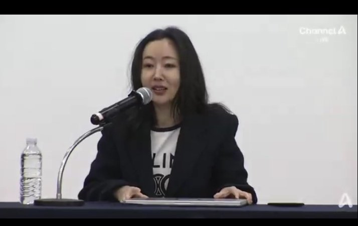 Min Hee-jin menawarkan untuk melepaskan 25,5 miliar won yang ia peroleh, dengan syarat HYBE menghentikan seluruh gugatan hukum yang masih berjalan, termasuk yang melibatkan para member NewJeans.
Ia menyatakan tidak tahan melihat para member lebih sering berada di ruang sidang