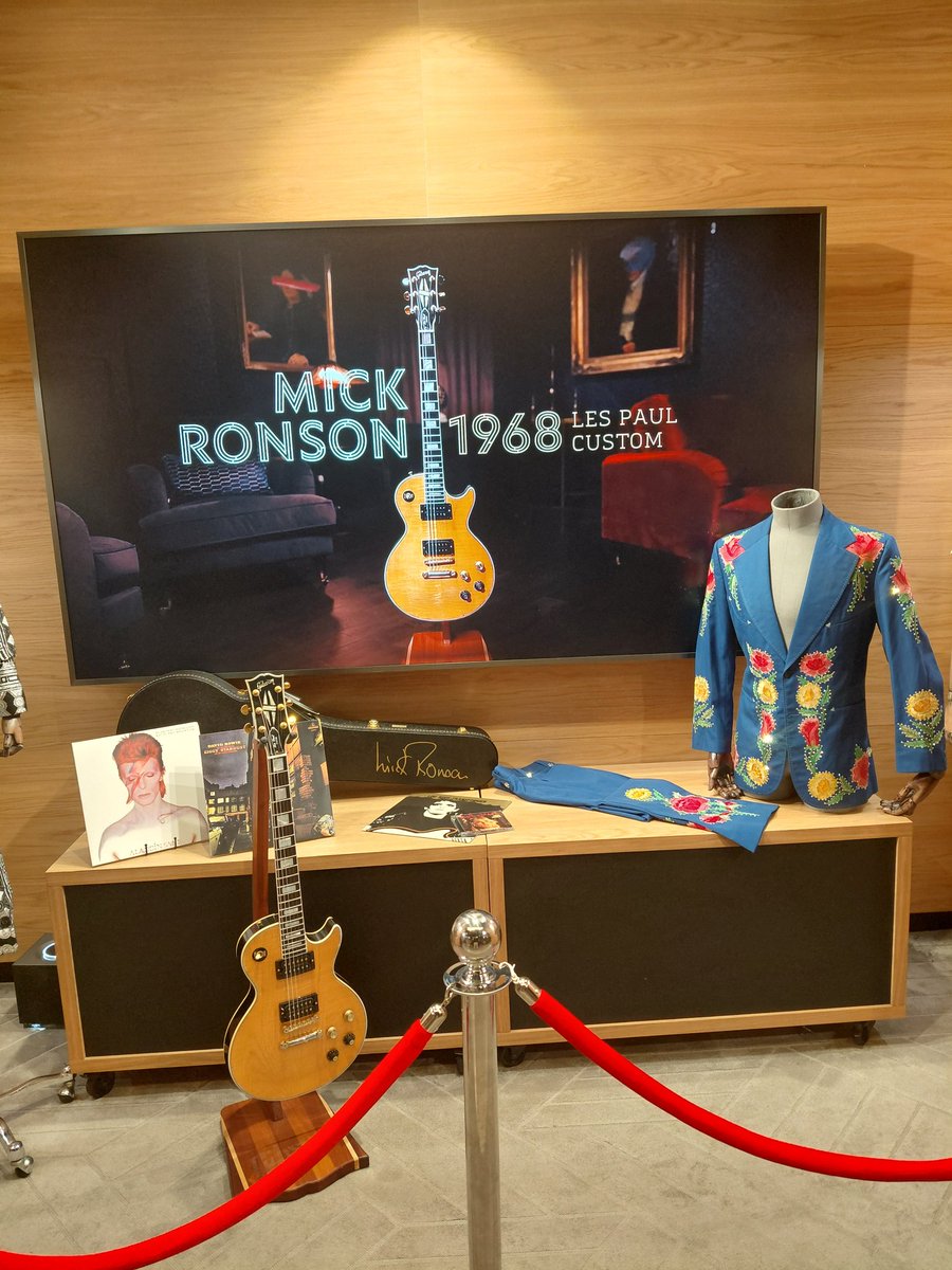 At <a href="/gibsonguitar/">Gibson</a> Mick Ronson. I was reminded 
He left his gold guitar at <a href="/midgeure1/">midge ure💙</a> for 6 months. Then Midge joined <a href="/ThinLizzy_/">Thin Lizzy</a> in USA with Phil 
I joined <a href="/the_skids/">The Skids</a>  with Stuart. My song Forever in Homage remembers them all
open.spotify.com/track/3SIpZOVO…