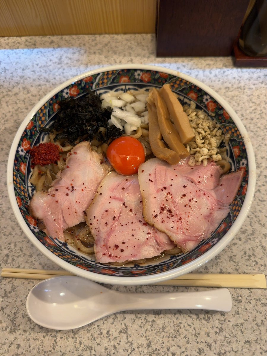 06kai's tweet photo. 今日のヨガは楽しいんだけど結構キツめのポーズがあるクラスだったので頑張ったー！ということでNORAMENさんのニボぺぺ😆✨もちもちの麺にタレが絡んでめちゃくちゃ美味しかった😇半ライス頼んでて良かった✨️
#NORAMEN
#福岡太麺
#ニボぺぺ https://t.co/mm68gGxSk8