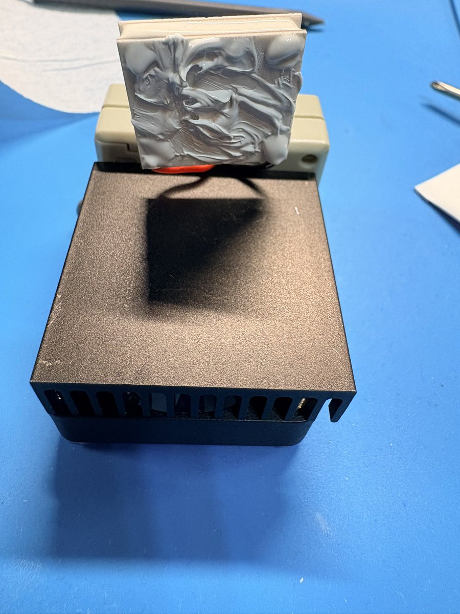 おもちゃできたw
ペルチェモジュールめっちゃ冷える🥶
組み立ては
・ビス4本でファンをヒートシンクに取付
・ペルチェ素子を付属のグリスと接着剤でヒートシンクに取付
・モジュール本体は半田4箇所でファンとペルチェ素子を接続（デジモンへの内蔵はお好みでw）
以上、とても簡単でした😄
#ミニ四駆