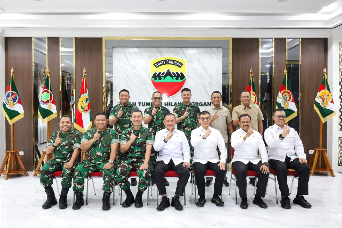 kodam1bb_'s tweet photo. Wamenko Polkam Audiensi dengan Pangdam I/BB Sebelum Tinjau Huntap di Aceh Utara

Sumber: Pendam I/BB.

#WamenkoPolkam
#PangdamIBB
#KodamIBukitBarisan
#AcehUtara
#PemulihanPascabencana https://t.co/wo0U4ds3Gw
