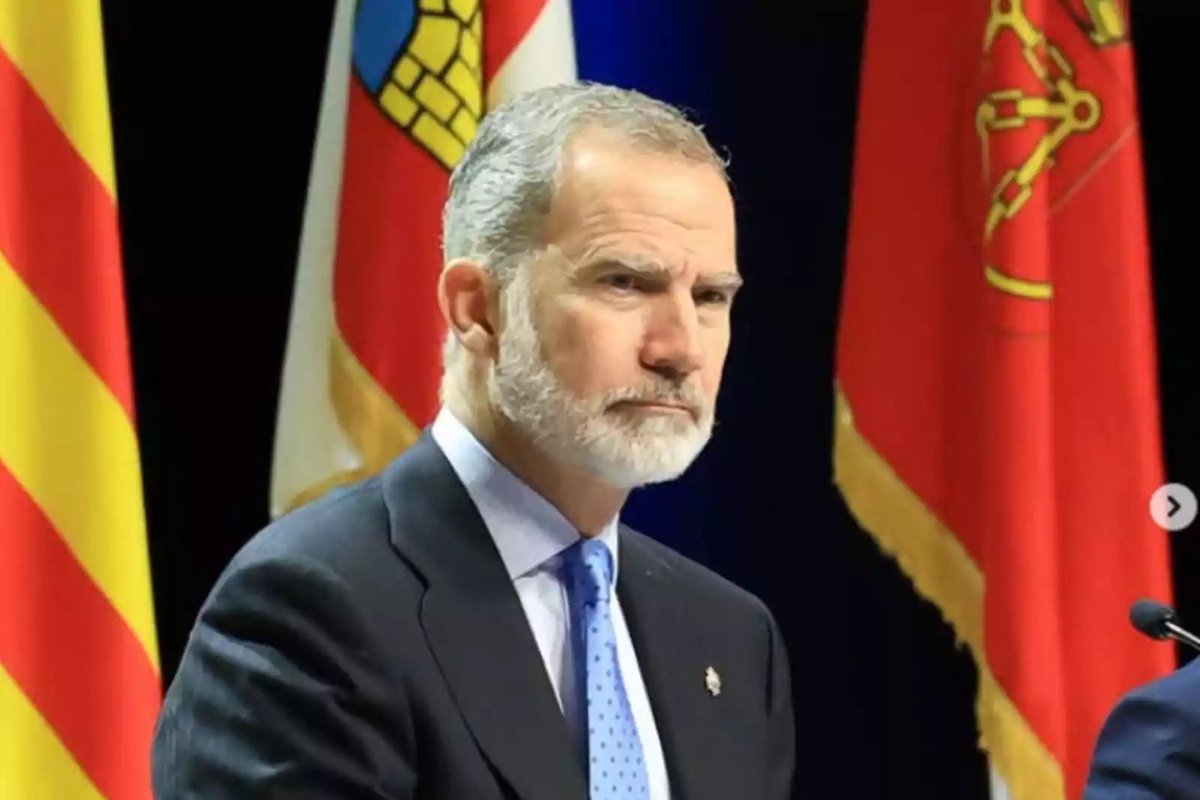 He sido monárquico, pero ahora con Felipe VI...NO,
si no sirves a tu país, no te necesitamos ,adornos y floreros sobran,
Tu padre tuvo sus defectos (como toda persona,)
Pero es patriota y lucho por España ,No eres ni un perfil de su sombra ,has conseguido diga NO A LA
 MONARQUIA.